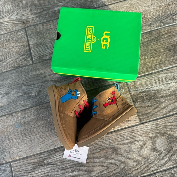 Brand New UGG Neumel II x Sesame Friends 'Chestnut' 1147232T Toddler’s Boots - Picture 2 of 14